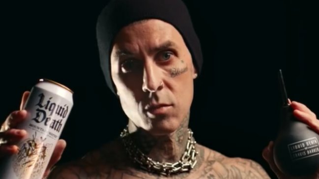 Travis Barker de Blink-182 lanza su propio sistema de lavado anal