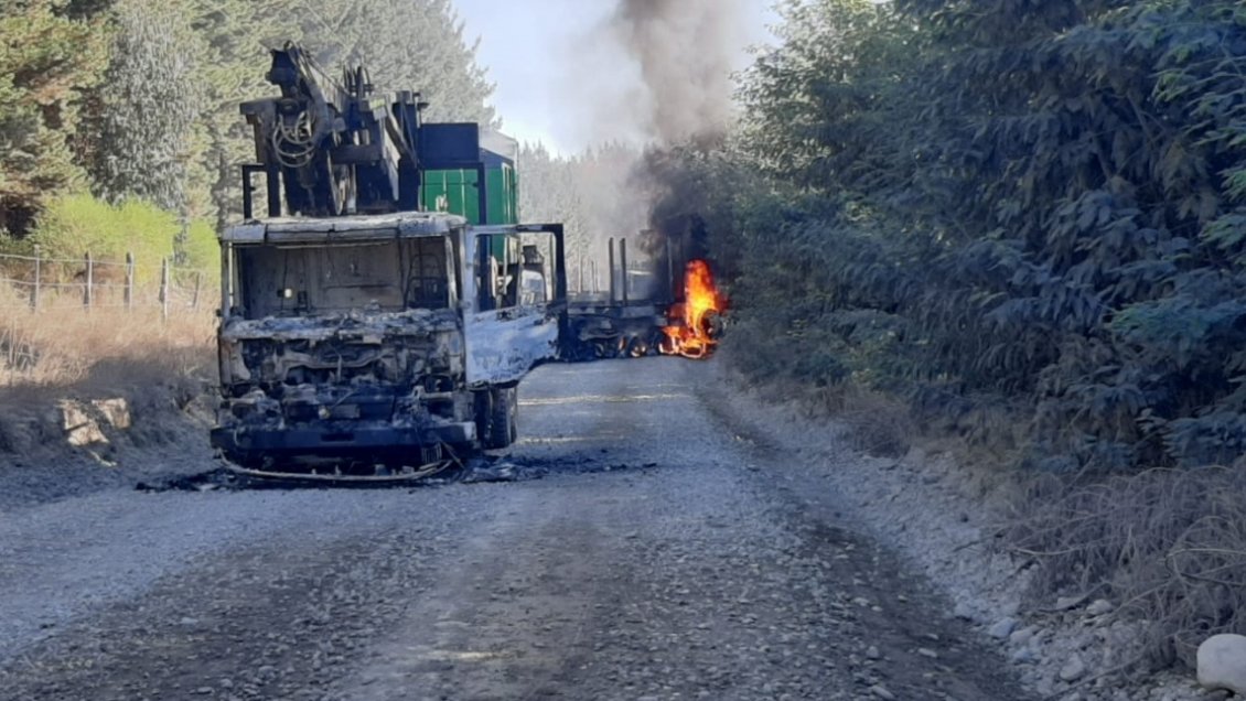 Nuevo atentado en el Biobío: Tres camiones y una grúa fueron quemados