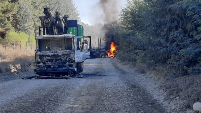 Nuevo atentado en el Biobío: Tres camiones y una grúa fueron quemados