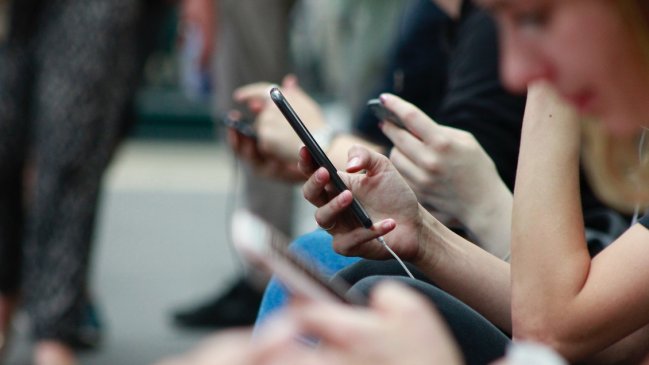  Colegio de Las Condes prohibió los celulares a sus estudiantes  