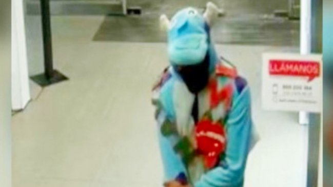 Delincuente asaltó servicentro disfrazado de dinosaurio en Chañaral: Los amenazó con pistola
