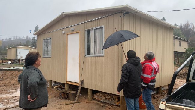 Alcaldes del Biobío acusan que viviendas de emergencia están con goteras