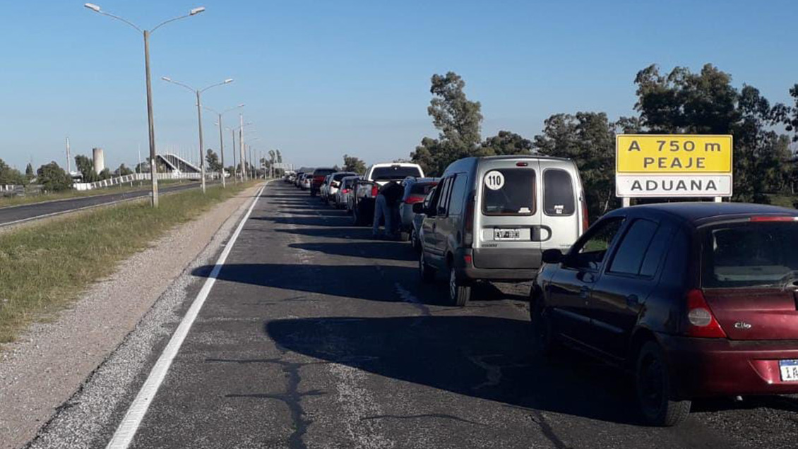 Conductores uruguayos hacen fila de hasta dos kilómetros para ingresar a Argentina