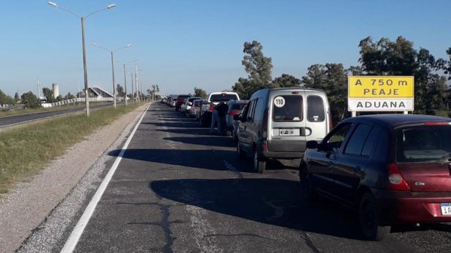 Conductores uruguayos hacen fila de hasta dos kilómetros para ingresar a Argentina