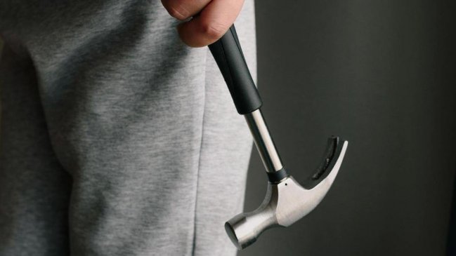 Mujer agredió con un martillo en la cabeza a su suegra en Puerto Montt