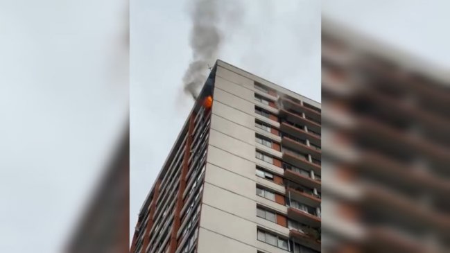 Incendio en edificio de Santiago obligó evacuación de todos los residentes