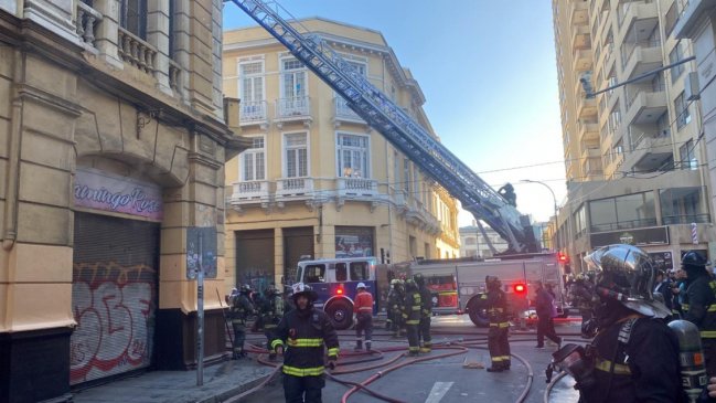 Incendio en Valparaíso terminó con un local parcialmente afectado e involucró a oficina municipal