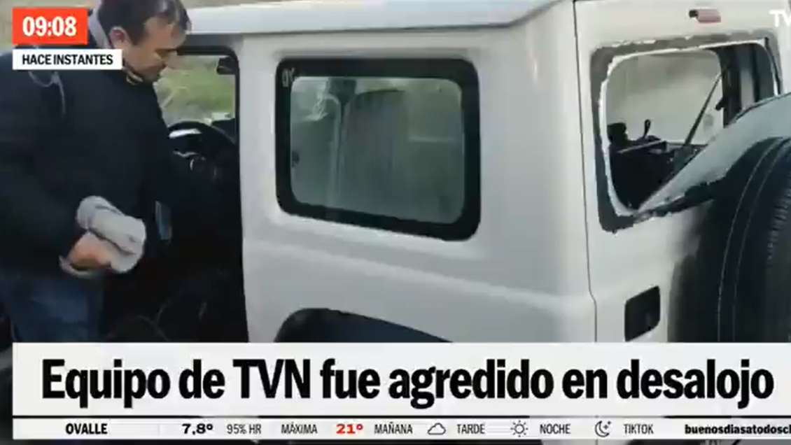 Equipo de TVN fue agredido durante masivo desalojo