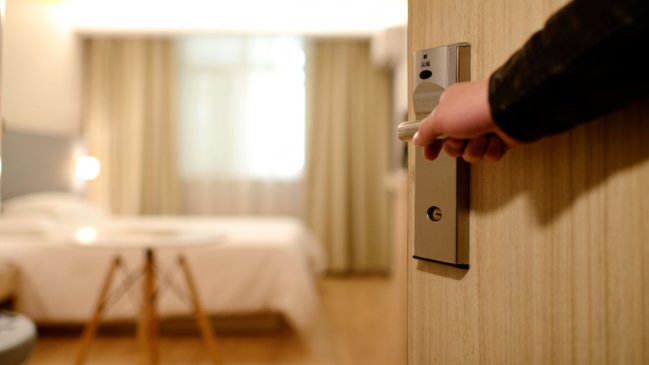   Turista notó un extraño olor en su habitación de hotel, y descubrió un cadáver debajo de la cama 