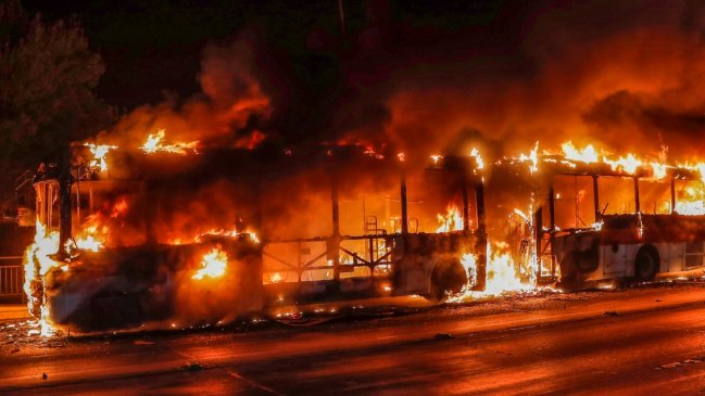  Dos buses del transporte público se quemaron en terminal de Maipú  