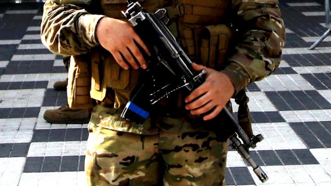 Votante intentó quitarle el fusil a un militar: Fue detenida