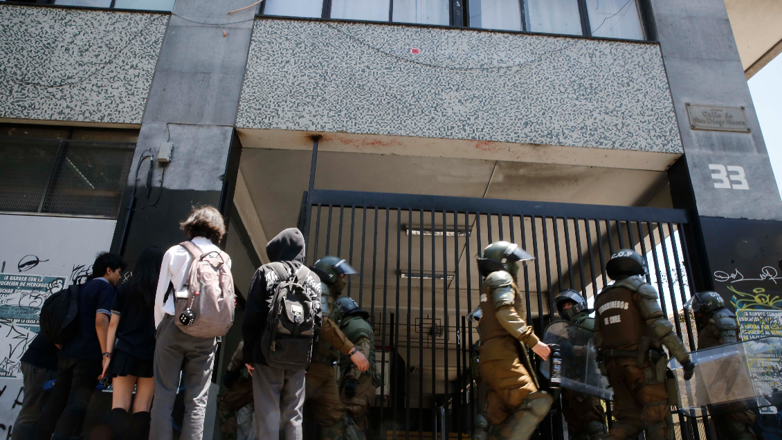 Disturbios fuera del Instituto Nacional obligaron a cortar el tránsito por la Alameda