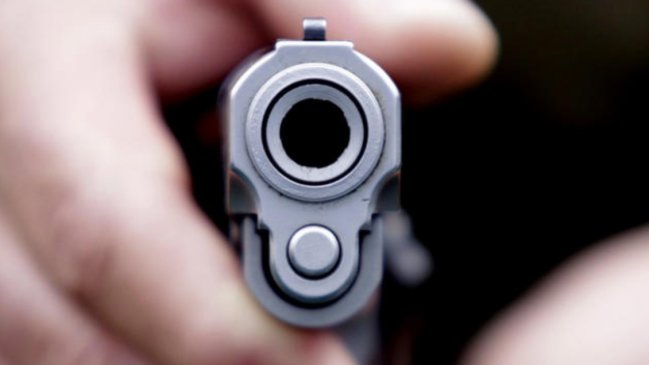 Fiesta clandestina en hotel de Santiago: Carabineros incautó pistolas, drogas y alcohol