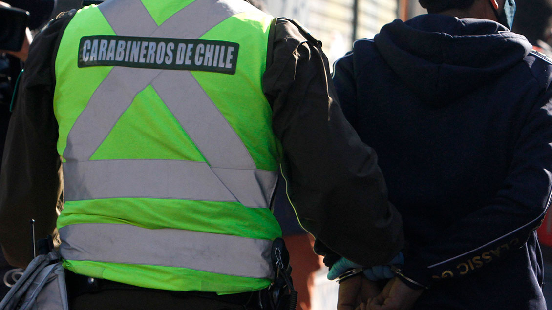 En prisión preventiva quedó conductor ebrio que intentó atropellar a Carabineros en local de votación