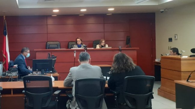 Tribunal sentenció a 50 días de presidio a tres ejecutivos de ENAP por mal manejo de residuos en Quintero