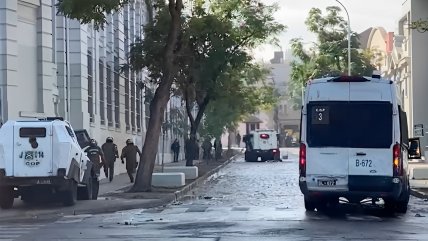  Encapuchados lanzaron unas 40 bombas molotov a Carabineros en el Liceo de Aplicación  