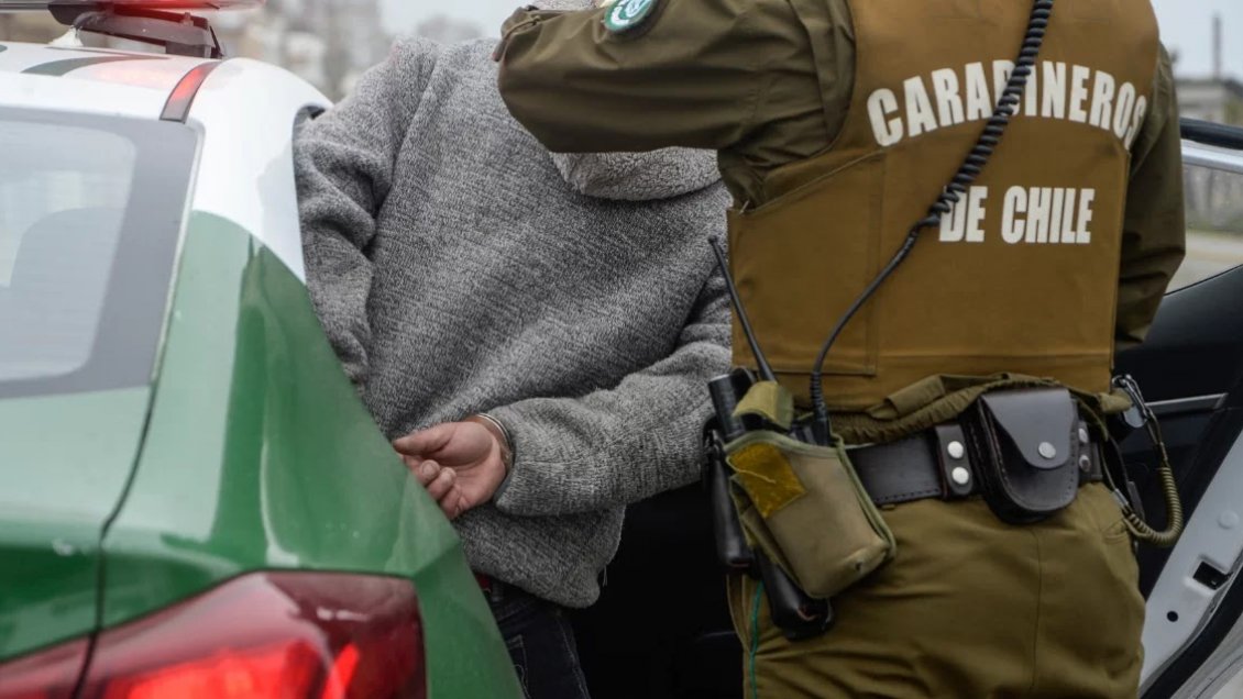 Hombre intentó ahorcar a su pareja con un paño de cocina