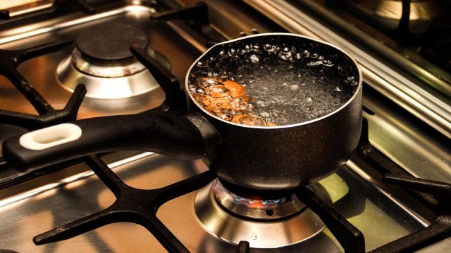 Suegra quemó a su yerno con agua hirviendo porque iba todos los días a almorzar y se repetía