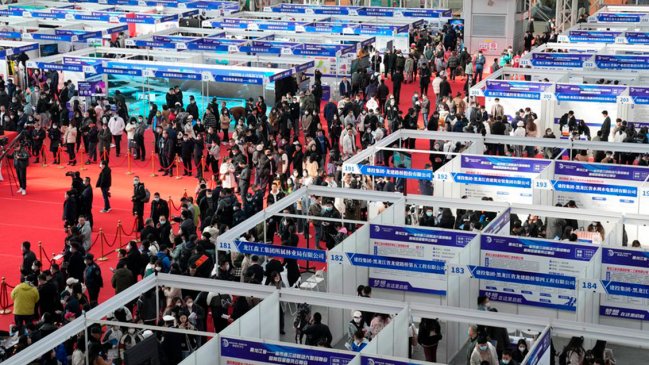 Estudiantes chinos prefieren estabilidad sobre flexibilidad en empleos, según encuesta