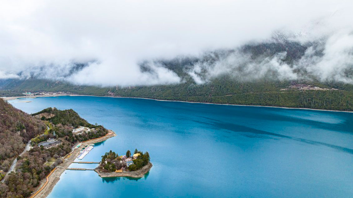 Los lagos de China revelan su misterio cromático ante la influencia del clima y las lluvias