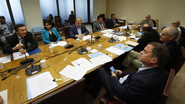 Isapres: Comisión del Senado aprobó proyecto alternativo que no rebaja planes ni devuelve cobros excesivos