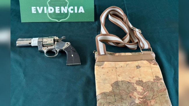 Valparaíso: Adolescente de 14 años fue detenido tras ser sorprendido con una pistola en el colegio