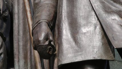  Le robaron la espada al Arturo Prat de un emblemático monumento de Santiago  