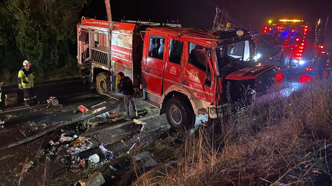 Cuatro bomberos resultaron lesionados tras volcar su carro en ruta que une Freire con Villarrica