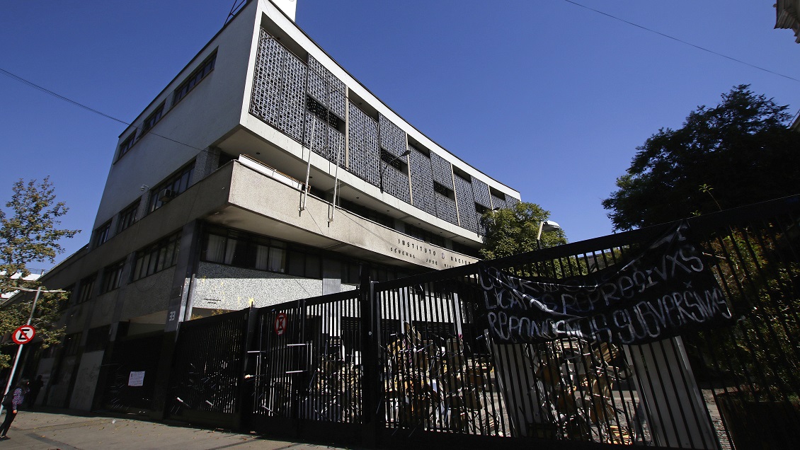 Toma en el Instituto Nacional: Piden más psicólogos, menú vegano y baños plurigenéricos