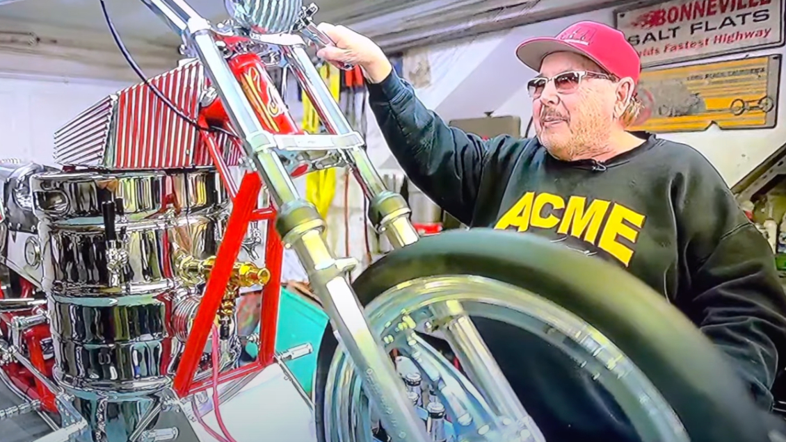 Un genio: Hombre inventó moto que utiliza cerveza en vez de combustible