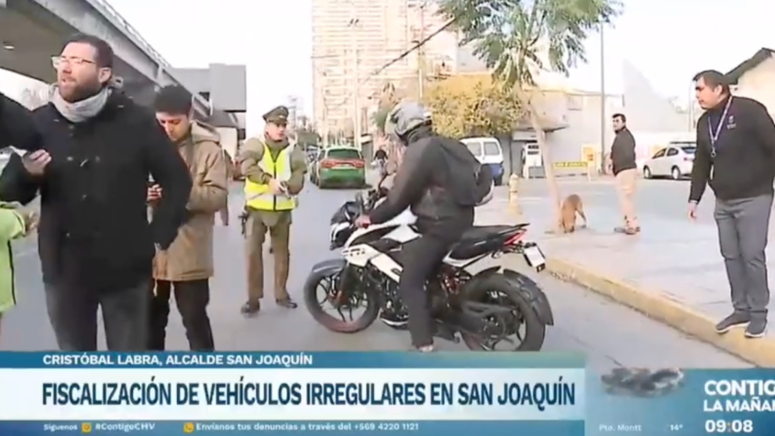 Tenso momento: Carabinero desenfundó su arma tras intento de evasión de motociclista