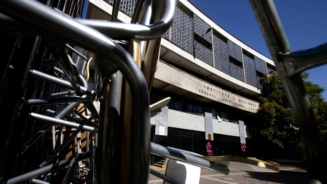 Rectora del Instituto Nacional advirtió a apoderados de estudiantes en toma por la seguridad de los adolescentes