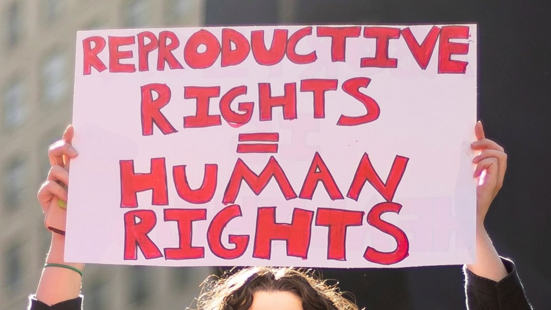 Nebraska da luz verde a ley para penalizar el aborto y los cuidados a menores trans