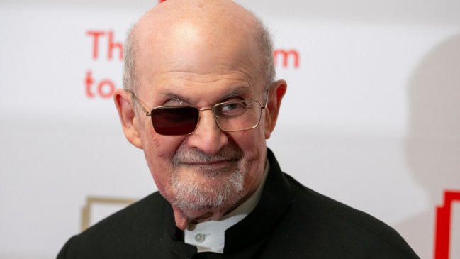   Salman Rushdie reaparece por sorpresa después de 9 meses del ataque 