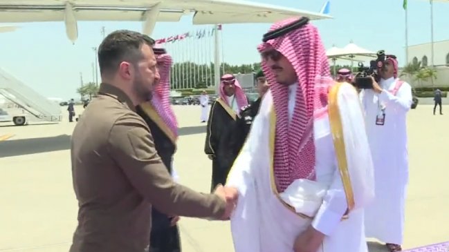 Zelenski llegó de sorpresa a Arabia Saudita para 
