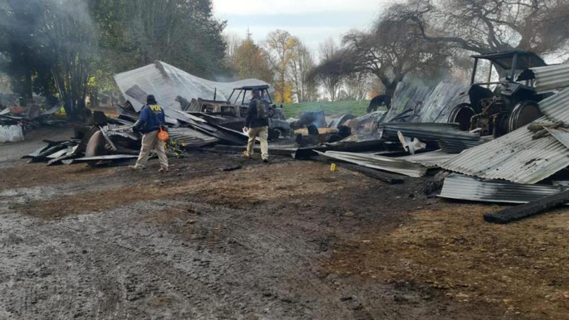 Ataque incendiario dejó casas, maquinarias y vehículos destruidos en Freire
