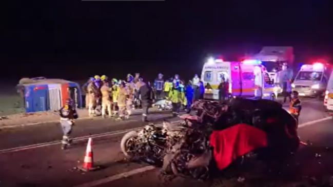 Dos fallecidos dejó violento choque entre bus y vehículo particular en Huara