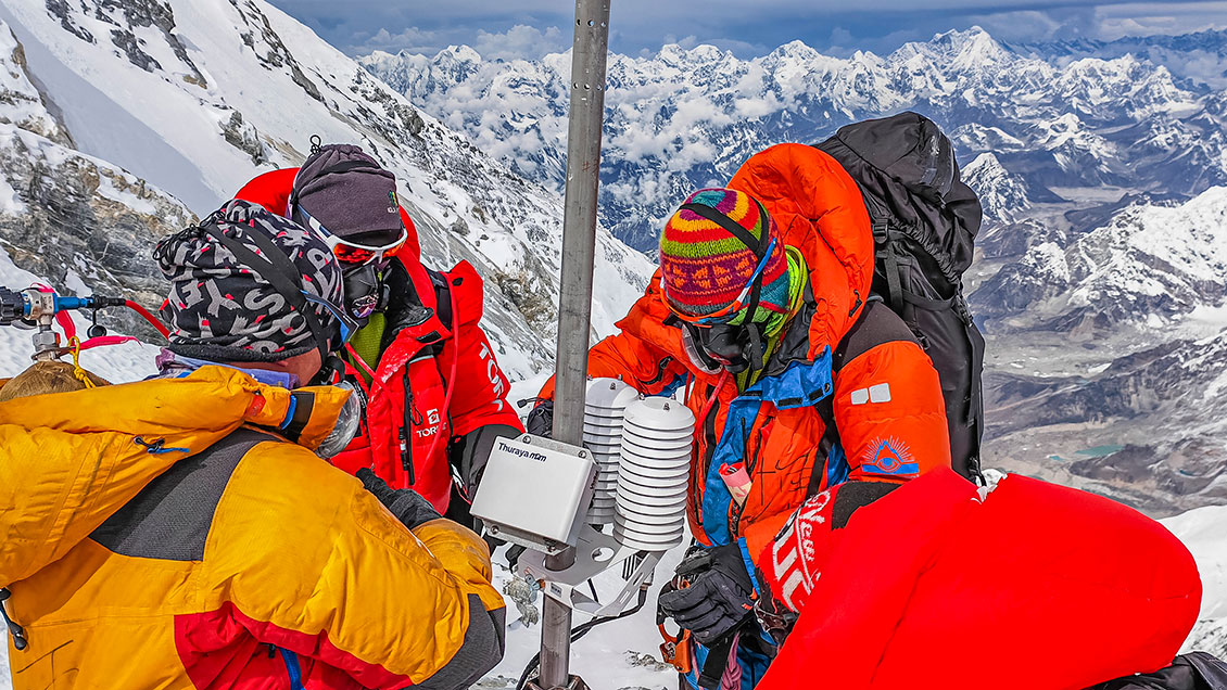En el Everest: China completa mantención de la estación meteorológica más alta del mundo