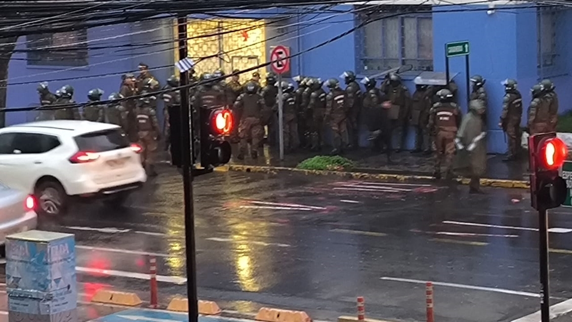 Carabineros desalojó a funcionarios que se tomaron el Servicio de Salud de Concepción