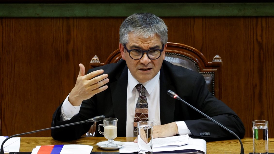 Ministro Marcel desestimó que la banca deba restringir la entrega de créditos