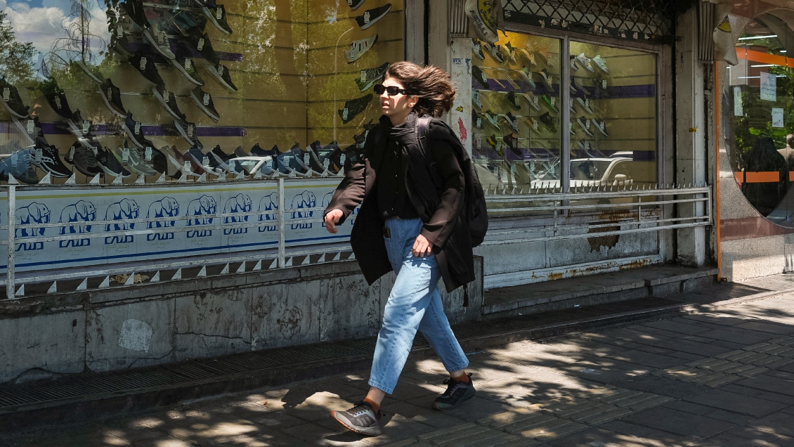 Irán evalúa cortar servicios bancarios a mujeres que no cumplan leyes del velo