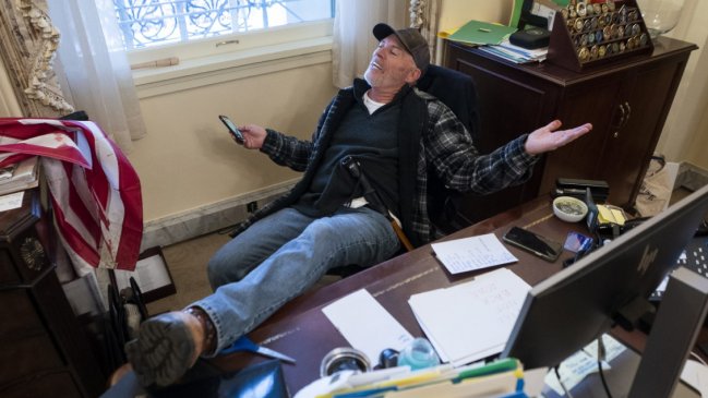 Asalto al Capitolio: Vándalo que posó con sus pies sobre la mesa de Pelosi fue condenado a cuatro años de cárcel