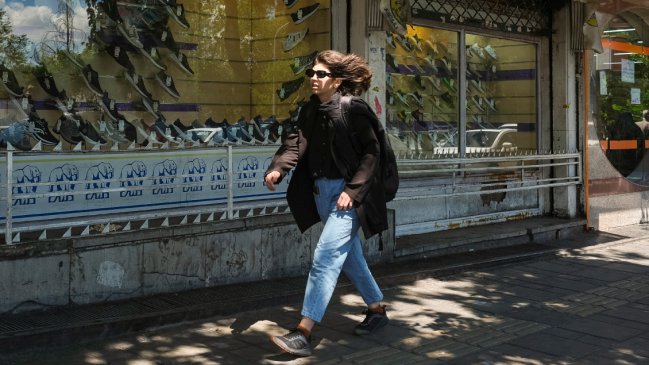 Irán evalúa cortar servicios bancarios a mujeres que no cumplan leyes del velo