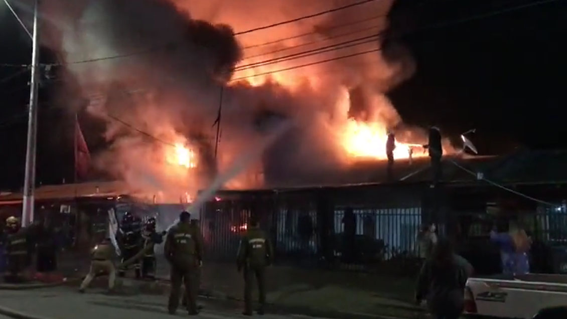 Tres personas murieron en incendio que afectó a varias casas en Talca
