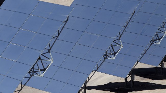 Investigadores chinos desarrollan células solares de silicio que se doblan como papel fino