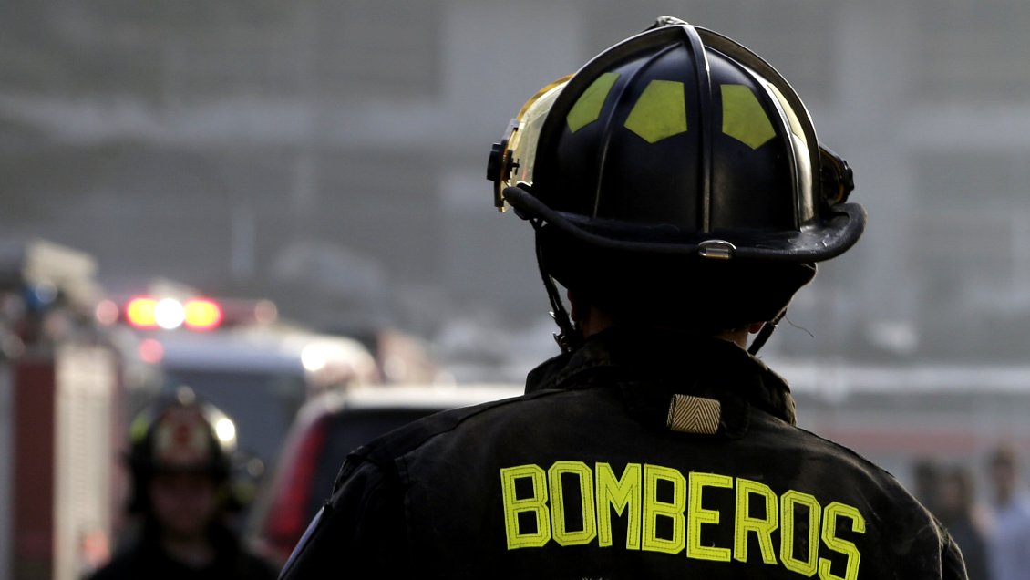 Incendio destruyó casa de material ligero en Valparaíso: Adulto mayor resultó lesionado