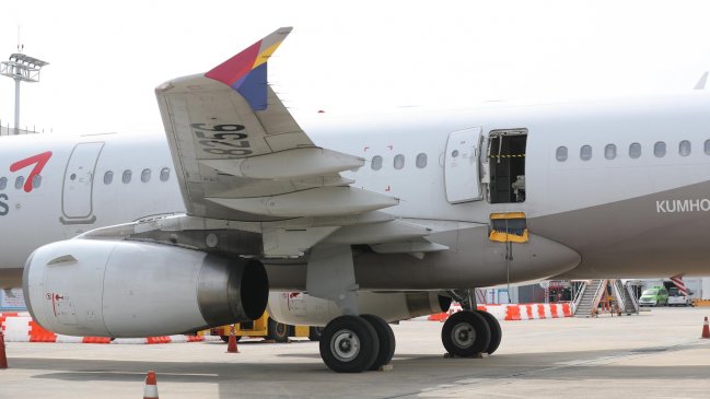  Surcoreano que abrió la puerta del avión antes de aterrizar dice que quería bajarse rápido 