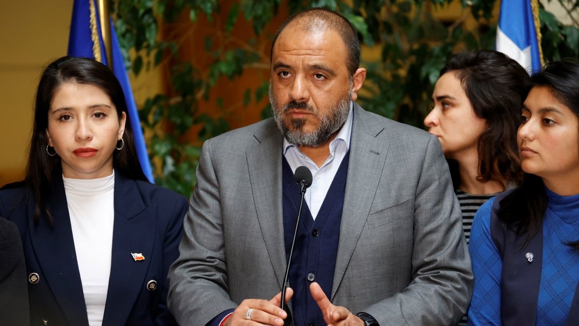 Derecha arremete por 