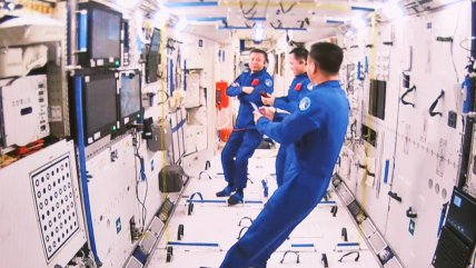   Los tres astronautas chinos inician su estadía de cinco meses en la estación espacial 