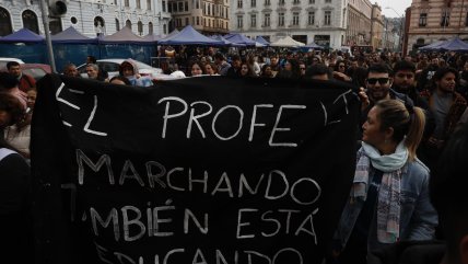   Profesores marcharon en Valparaíso a dos días de la Cuenta Pública 